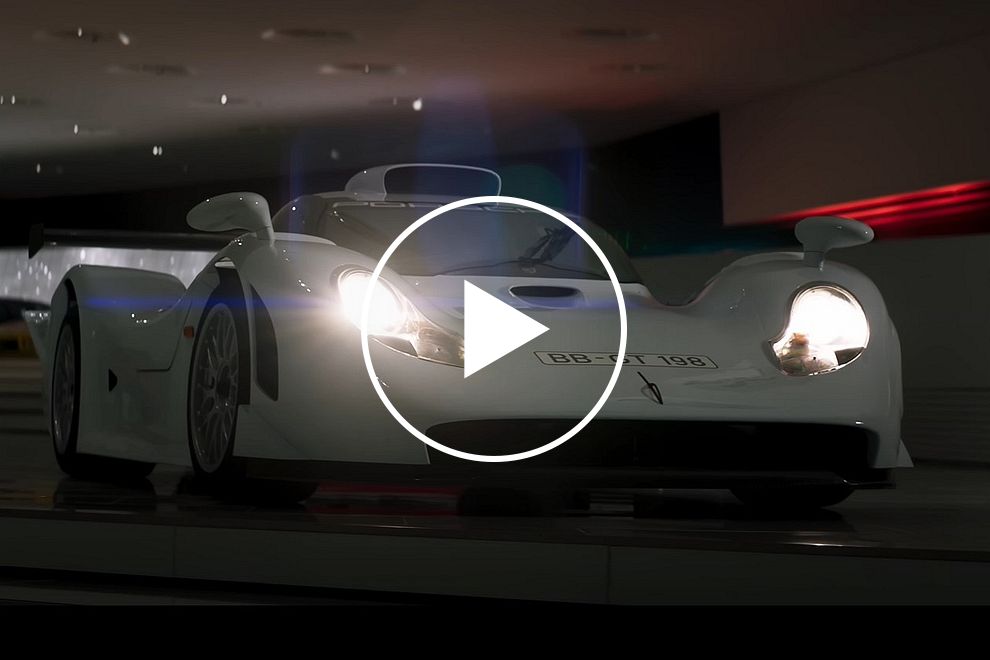 photo of Watch: Porsche 911 GT1 Strassenversion Escapes Museum For Midnight Stroll image