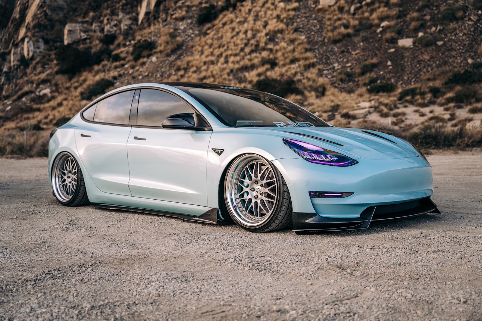 Yeni Tesla Karbon Gövde Kiti ile Supercharger'da Öne Çıkın