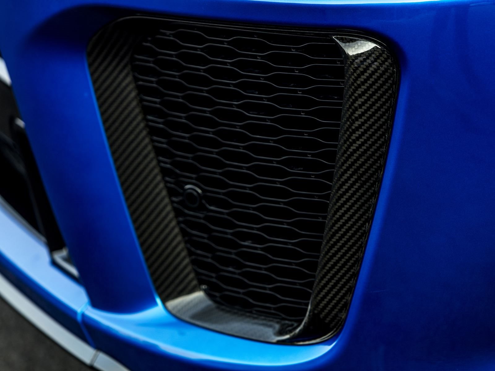 Watch The Range Rover Sport SVR Outperform A Ferrari 458 Italia | CarBuzz