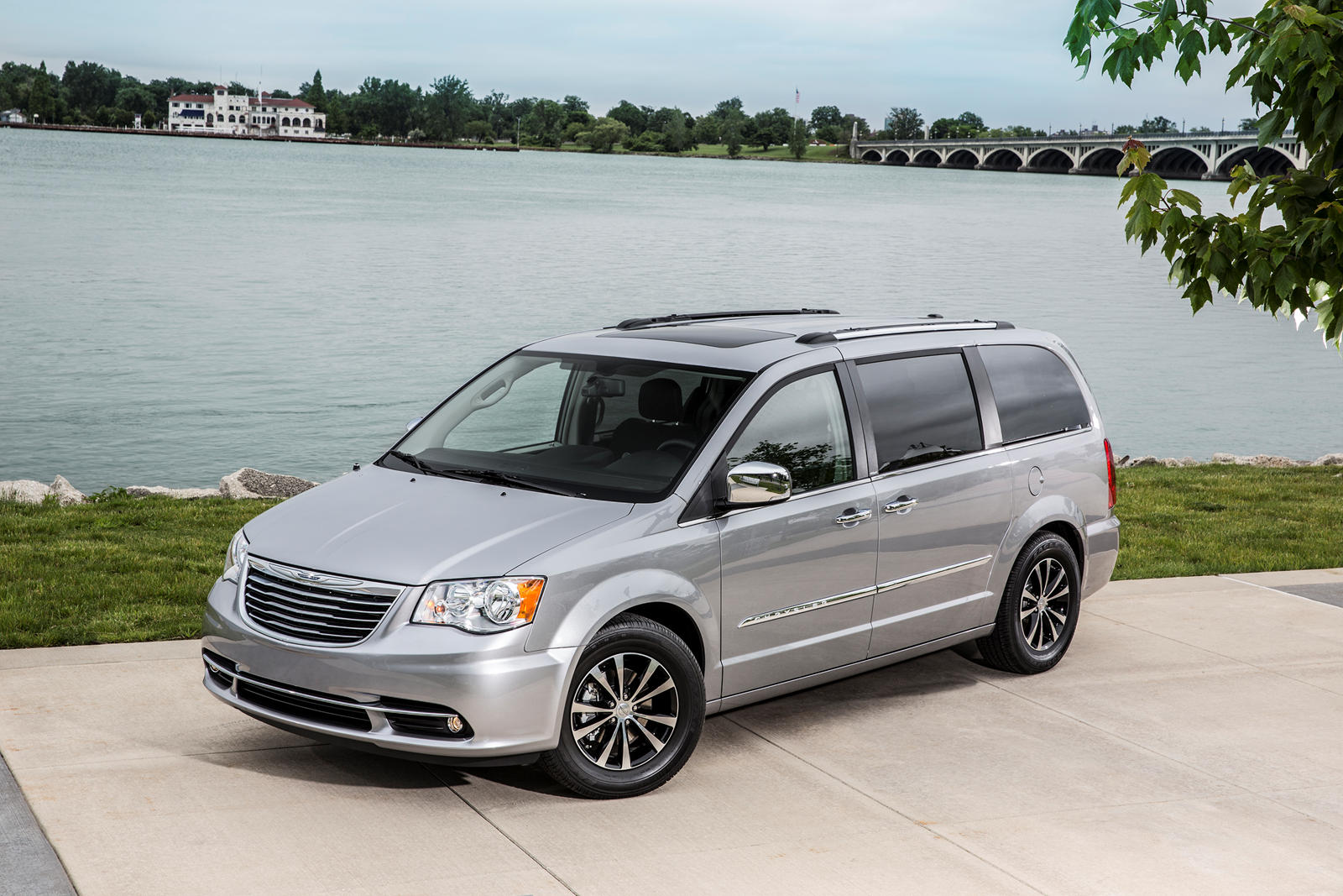 2013 Chrysler Town & Country Review, Trims, Specs, Price