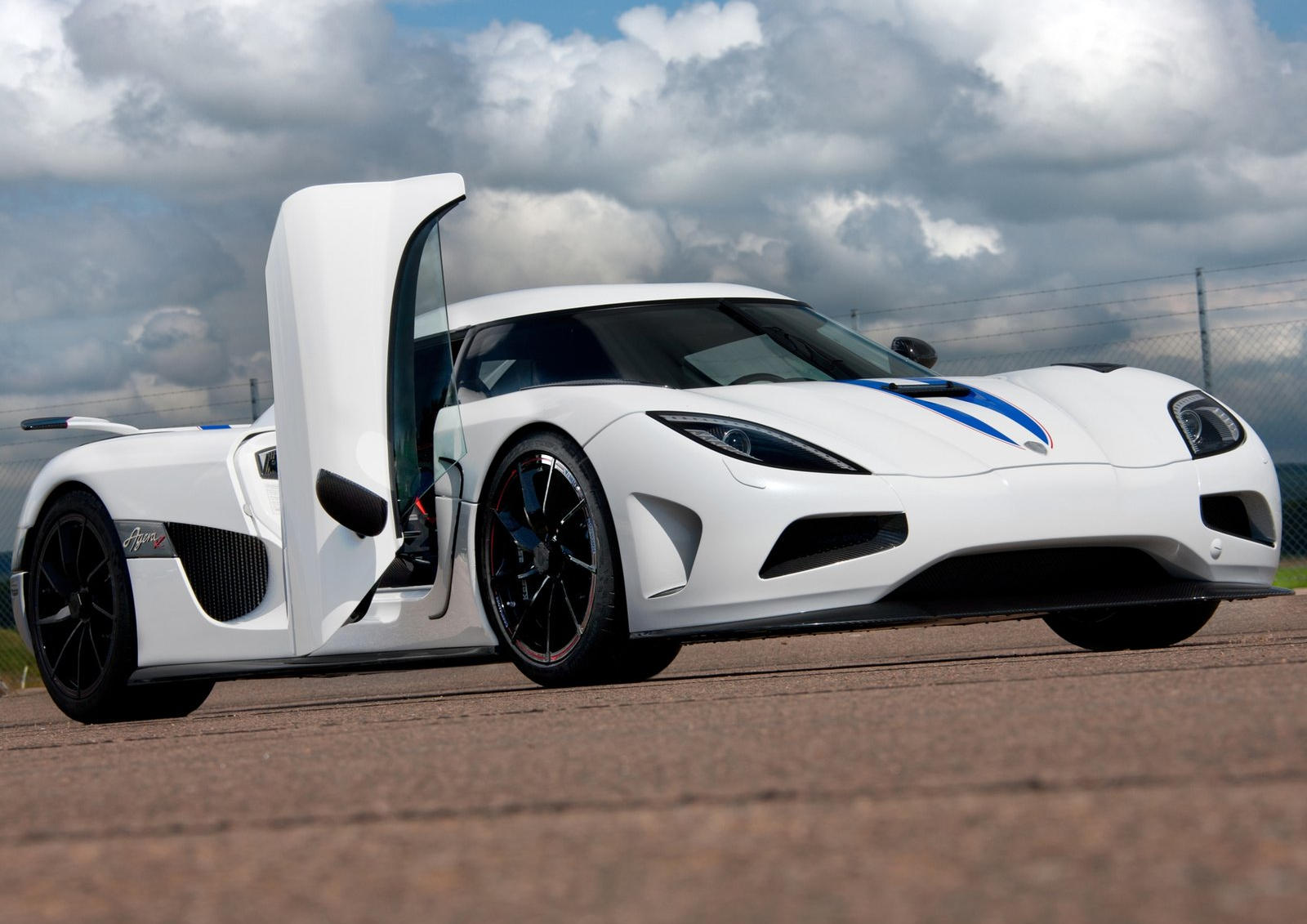 chance boliger Perfervid Koenigsegg Agera R: Review, Trims, Specs, Price, New Interior Features,  Exterior Design, and Specifications | CarBuzz