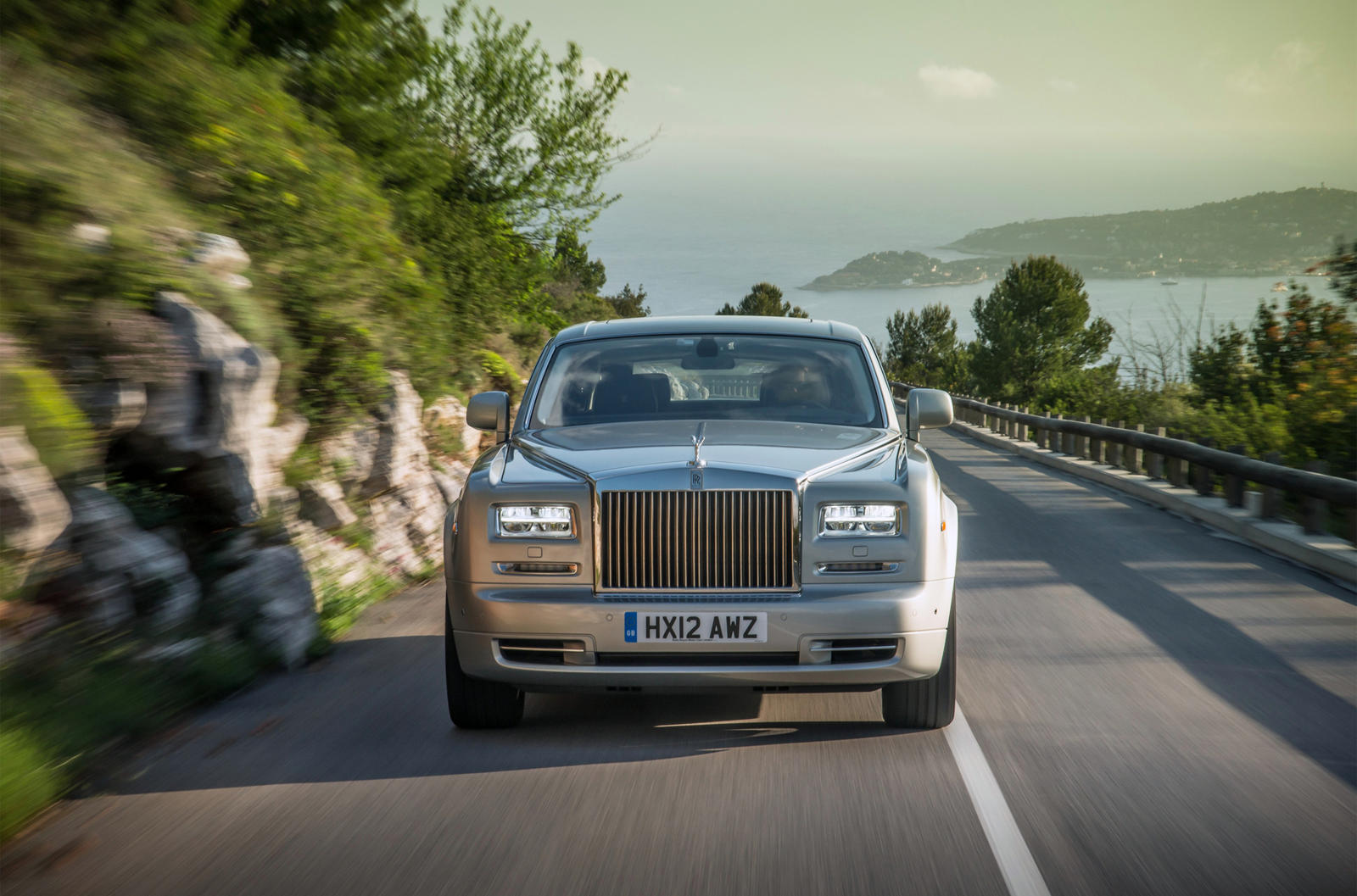2013-2016 Rolls-Royce Phantom Front View Driving