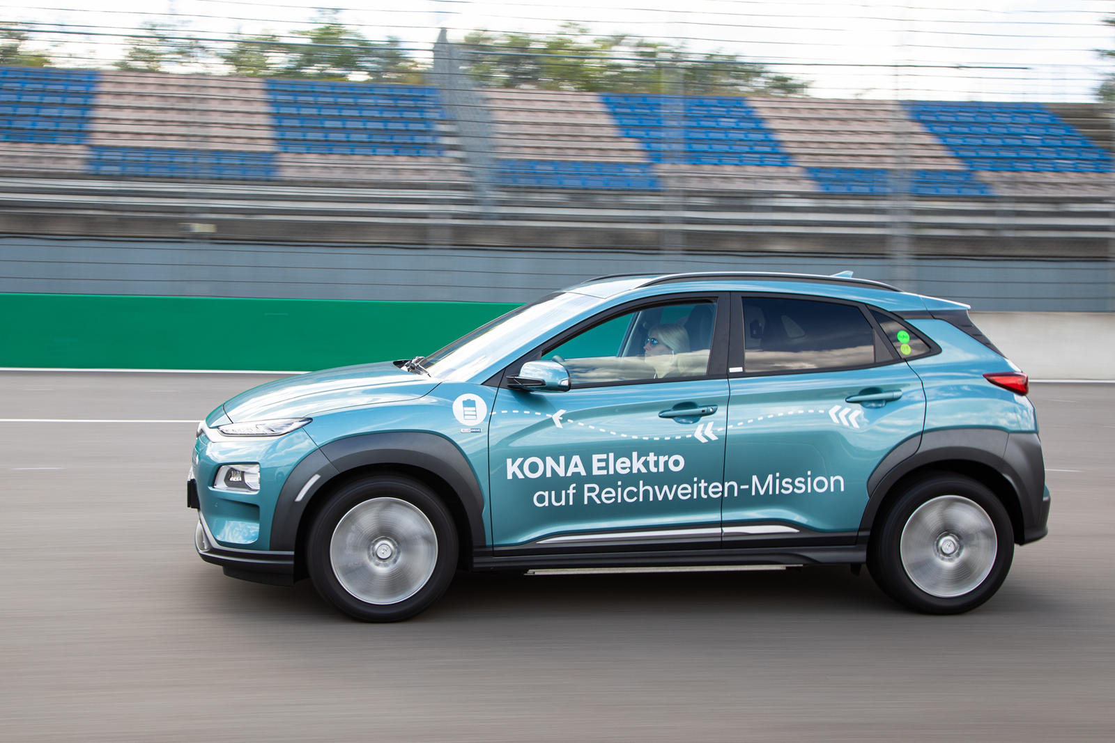 Hyundai S Kona Electric Suv Breaks 600 Miles On A Charge Carbuzz