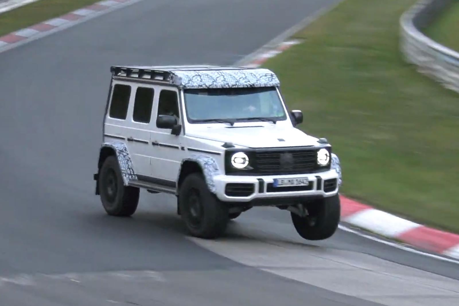 21 Mercedes Amg G550 4x4 Looks Hilarious On The Track Carbuzz