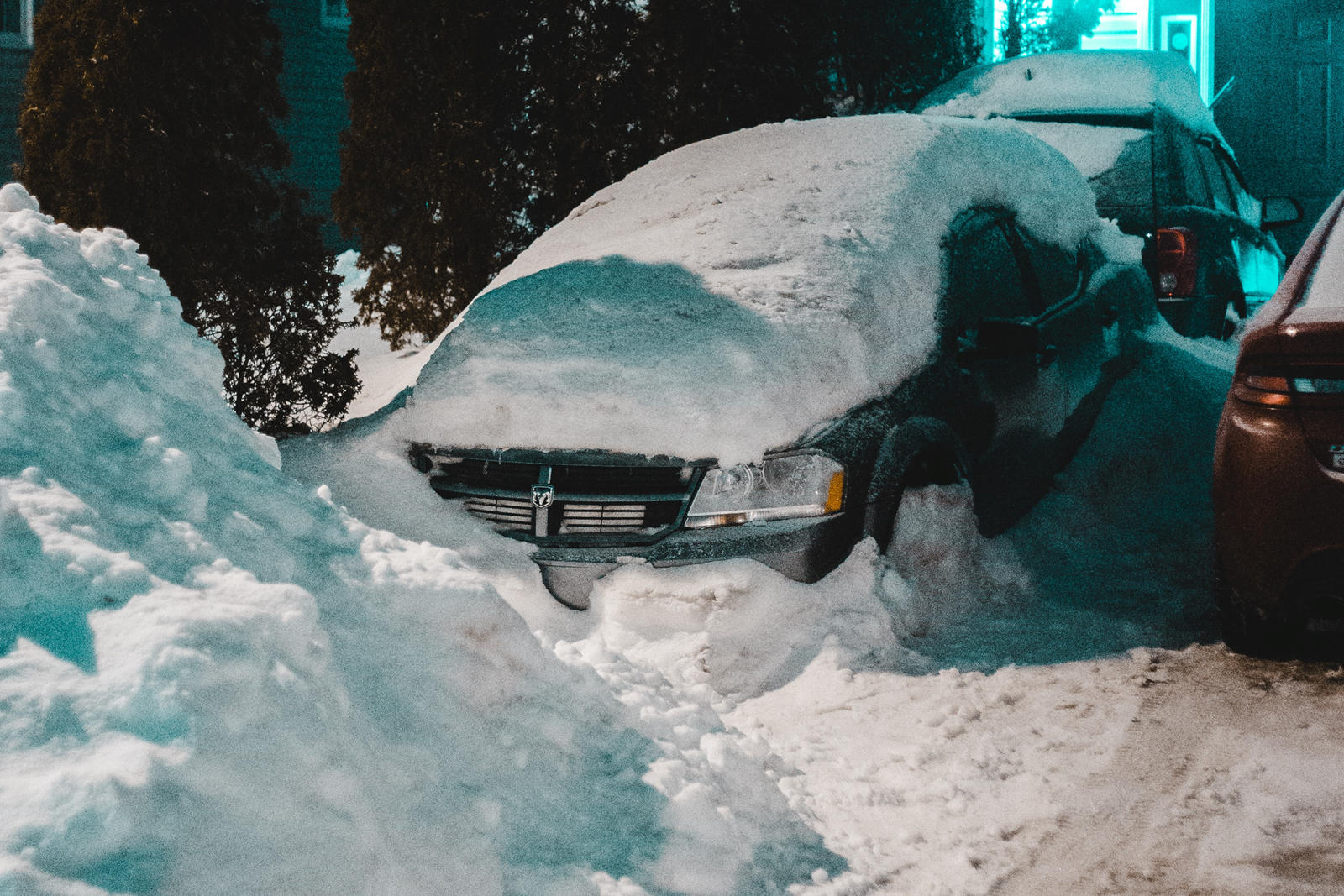 Вытащить из сугроба. Автомобиль из снега. Машина в сугробе. Замерзший автомобиль. Машина во льду.