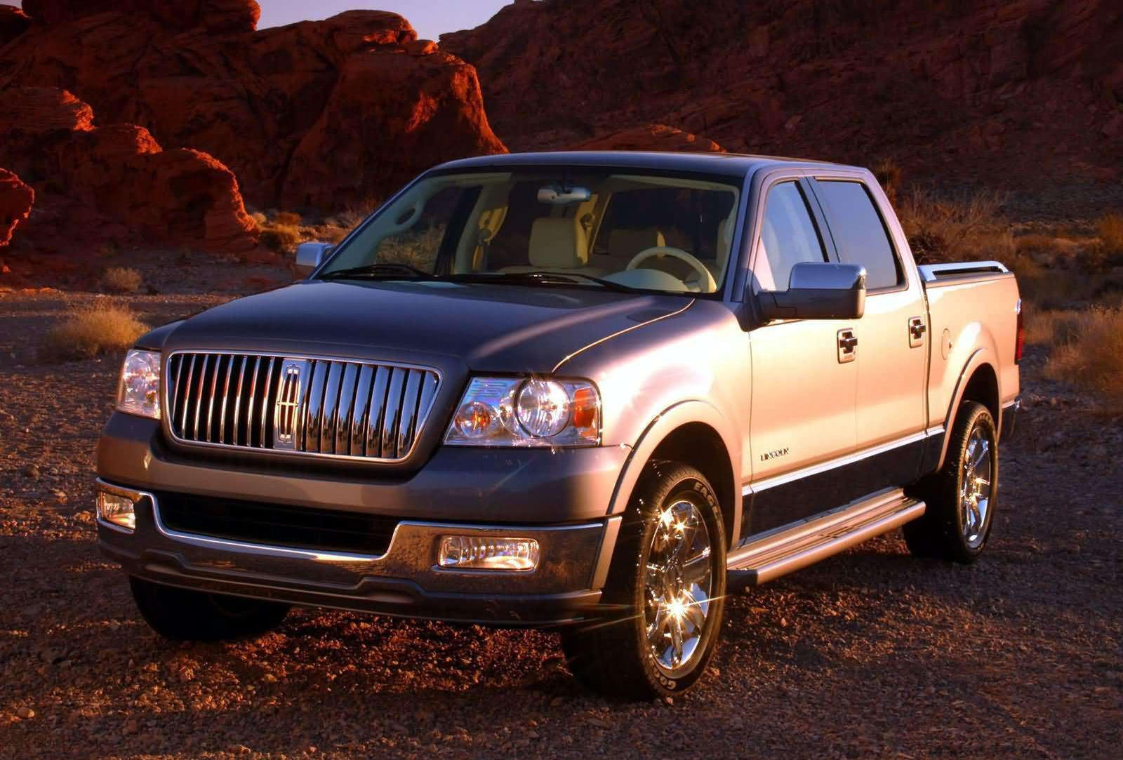 2008 Lincoln Mark LT Front Angle View
