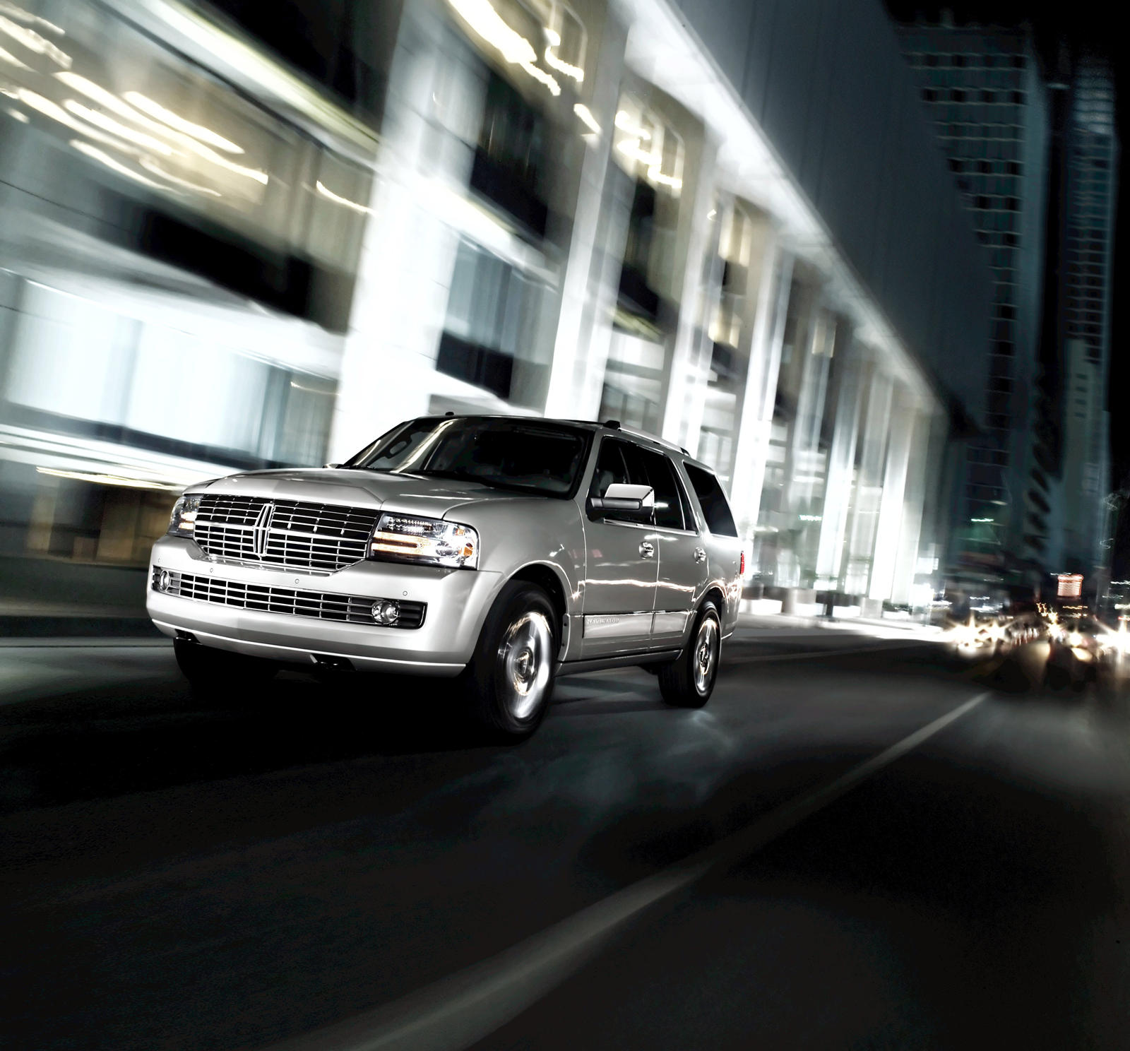2008 Lincoln Navigator Front View Driving