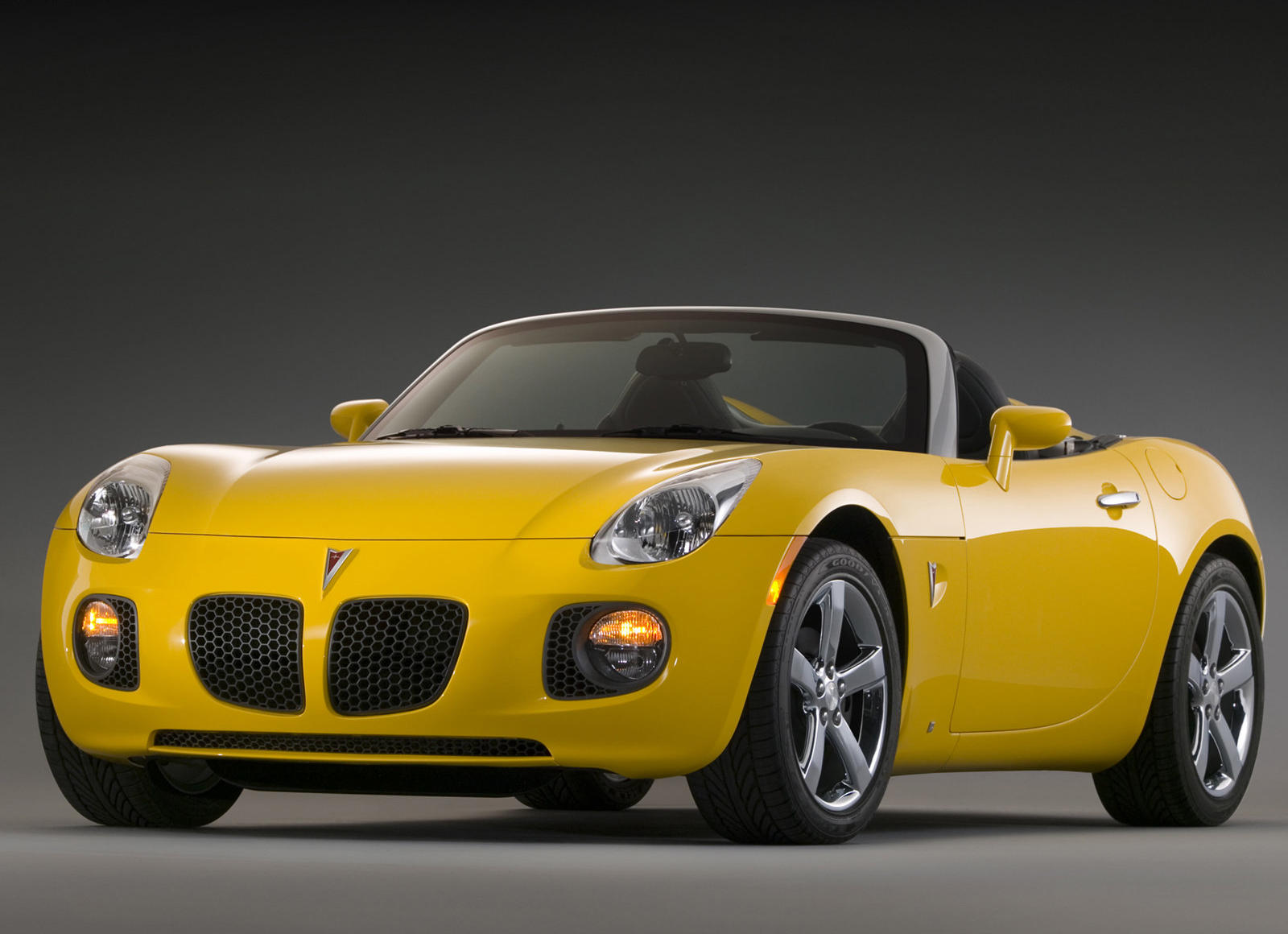 2009 Pontiac Solstice Convertible Front Angle View