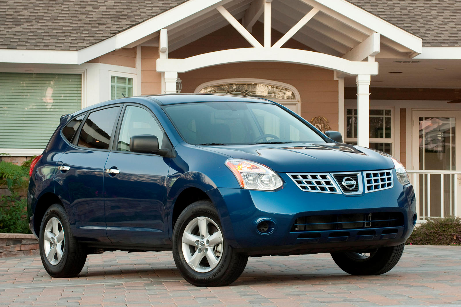2010 Nissan Rogue Front Angle View