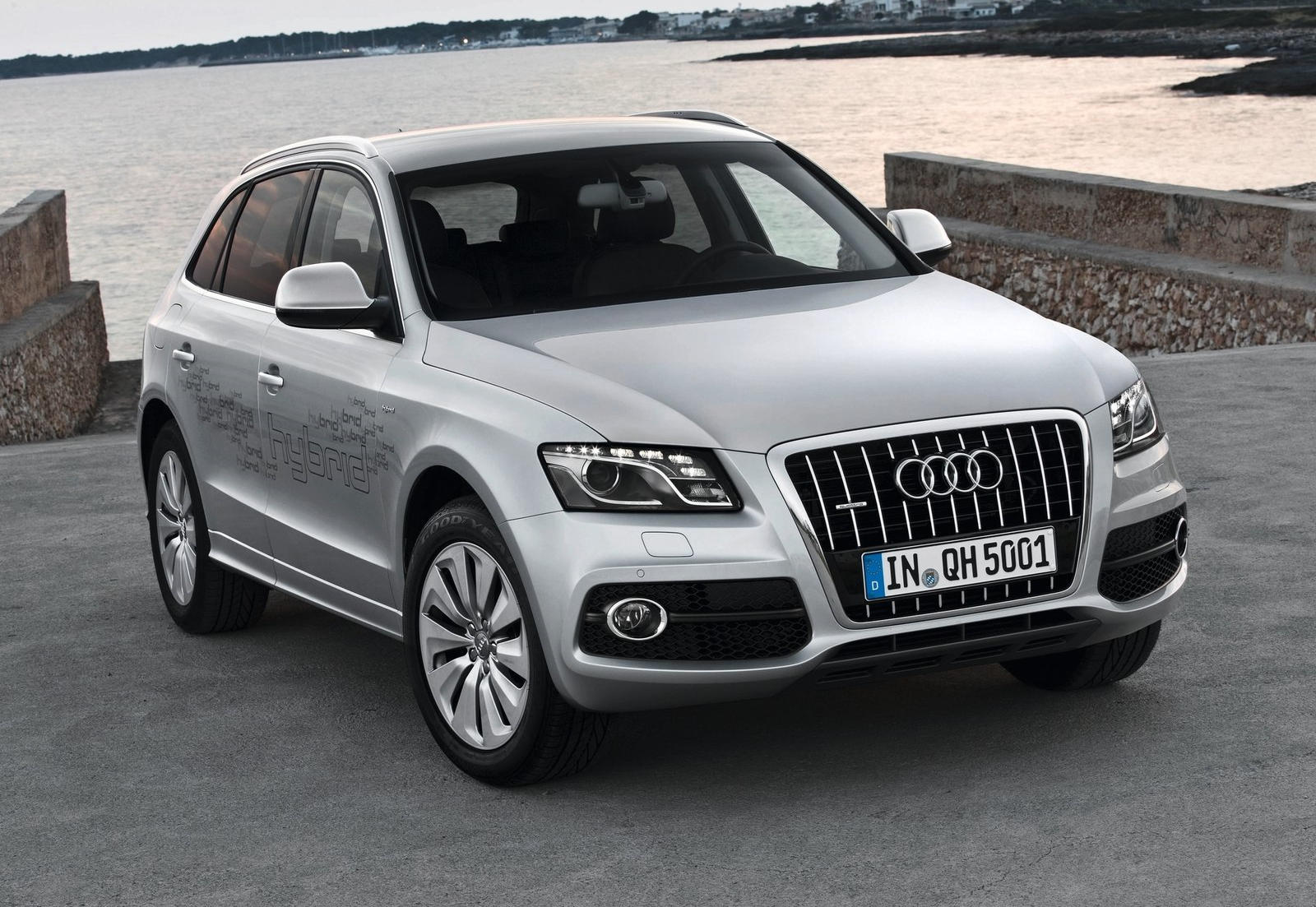 2013 Audi Q5 Hybrid Front Angle View