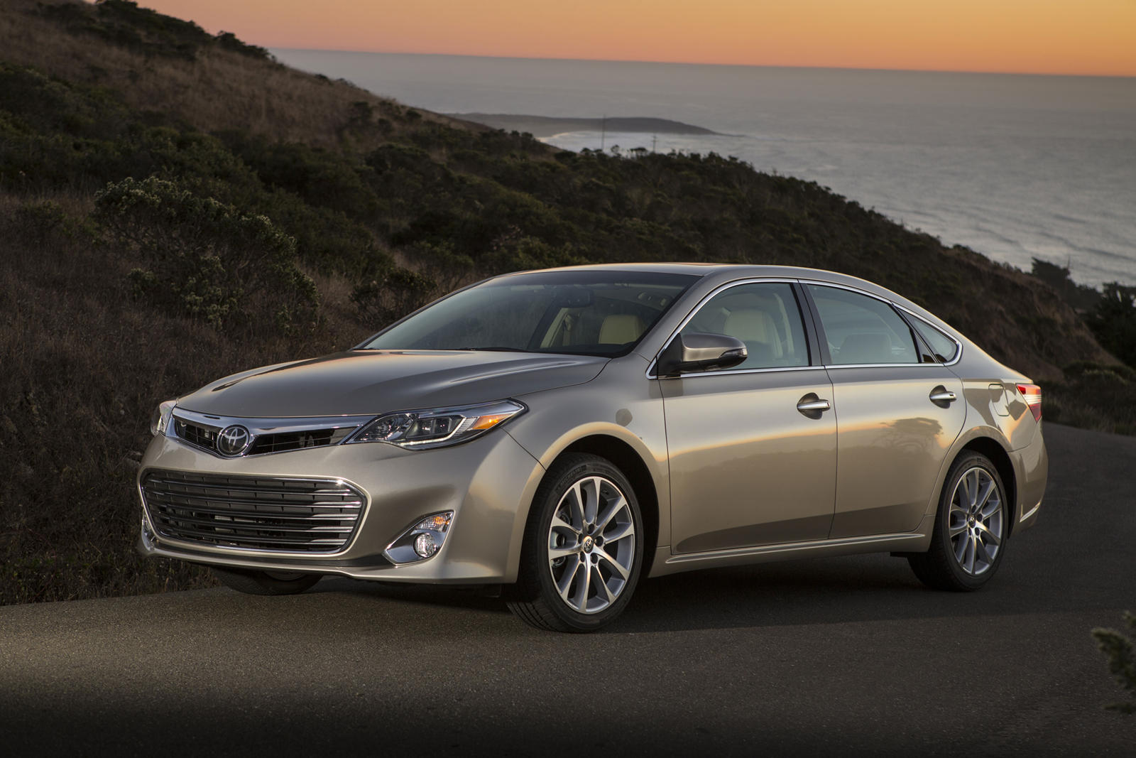 2014 Toyota Avalon Front Angle View