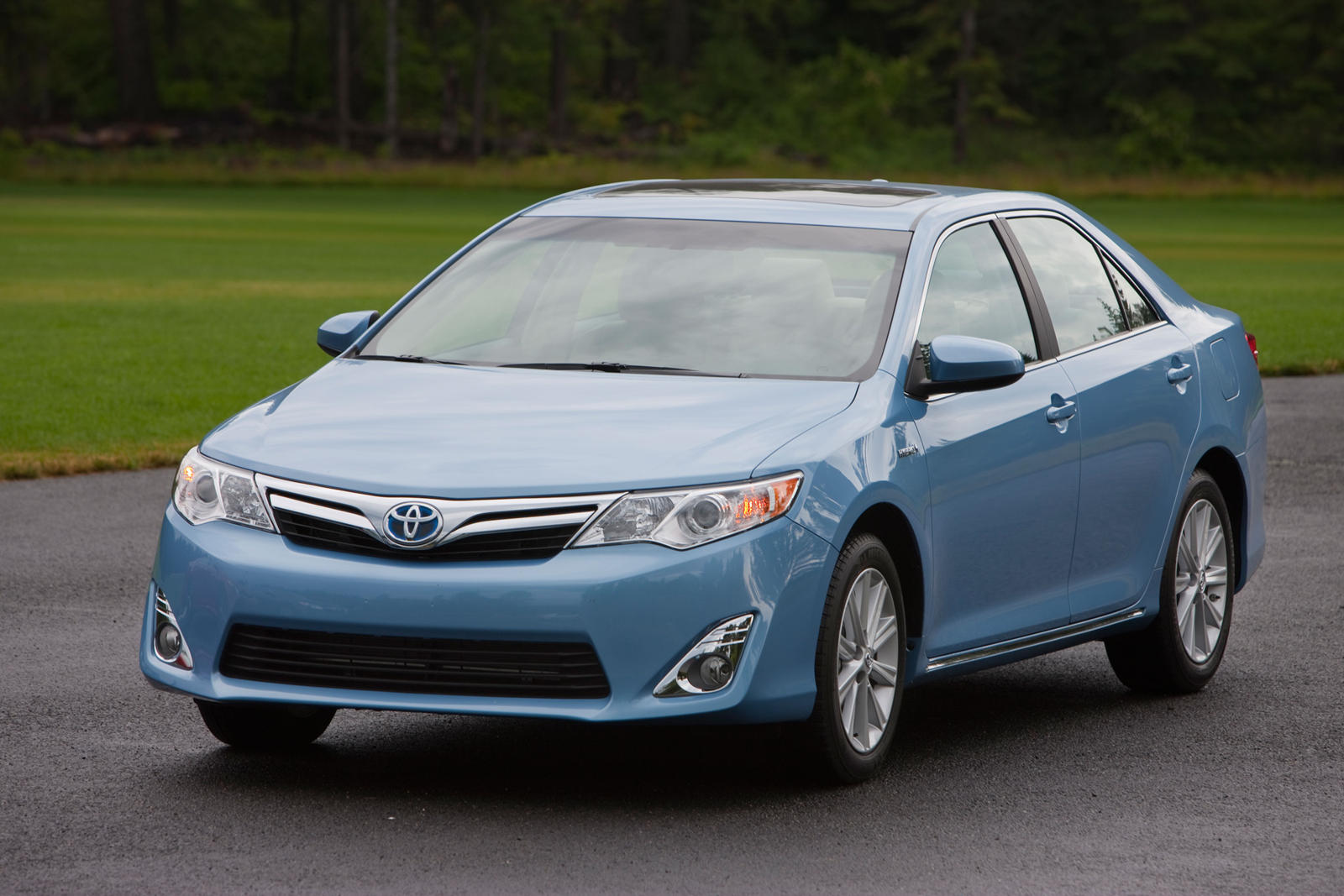 2014 Toyota Camry Hybrid Three Quarter Front Left Side View