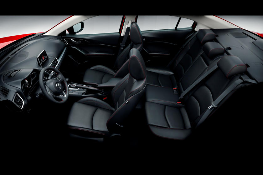  Revisión del interior del Mazda 3 2015: asientos, infoentretenimiento, tablero y características |  CarIndigo.com