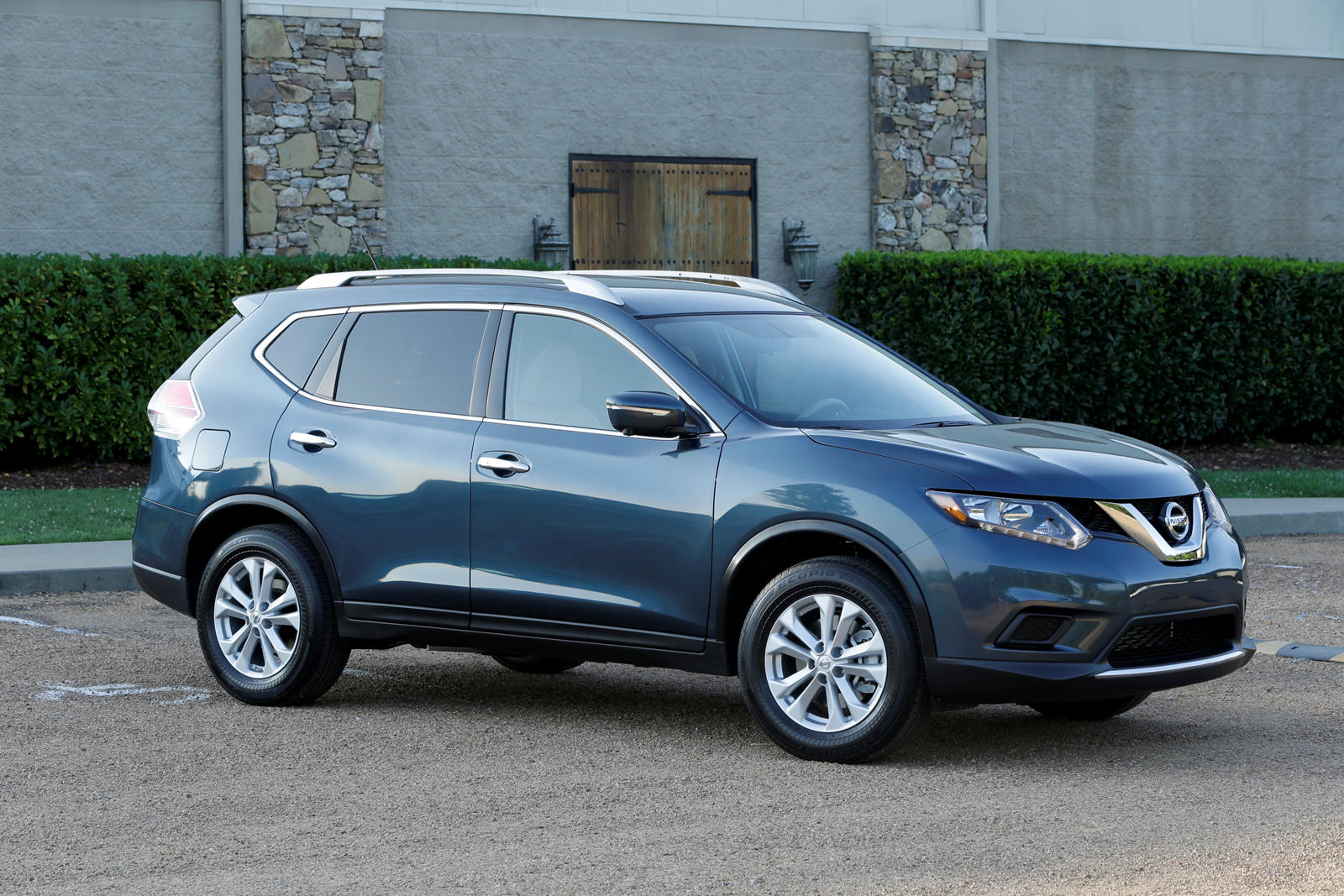 2015 Nissan Rogue Front Angle View