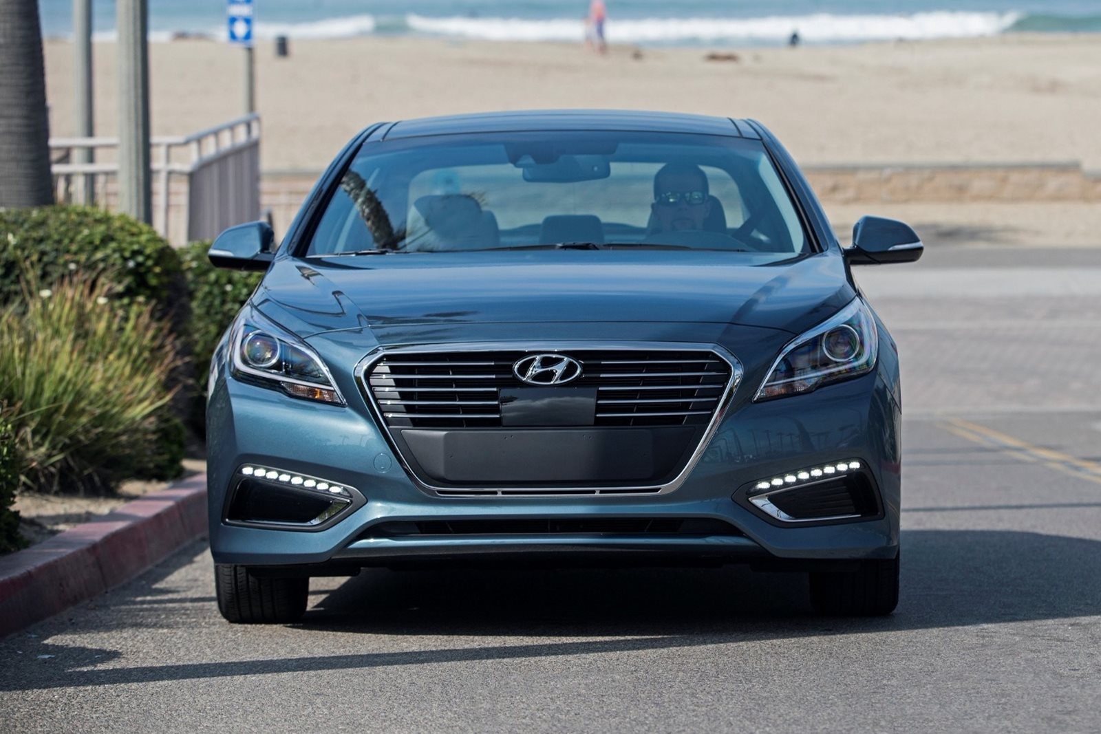 2016 Hyundai Sonata Hybrid Front View