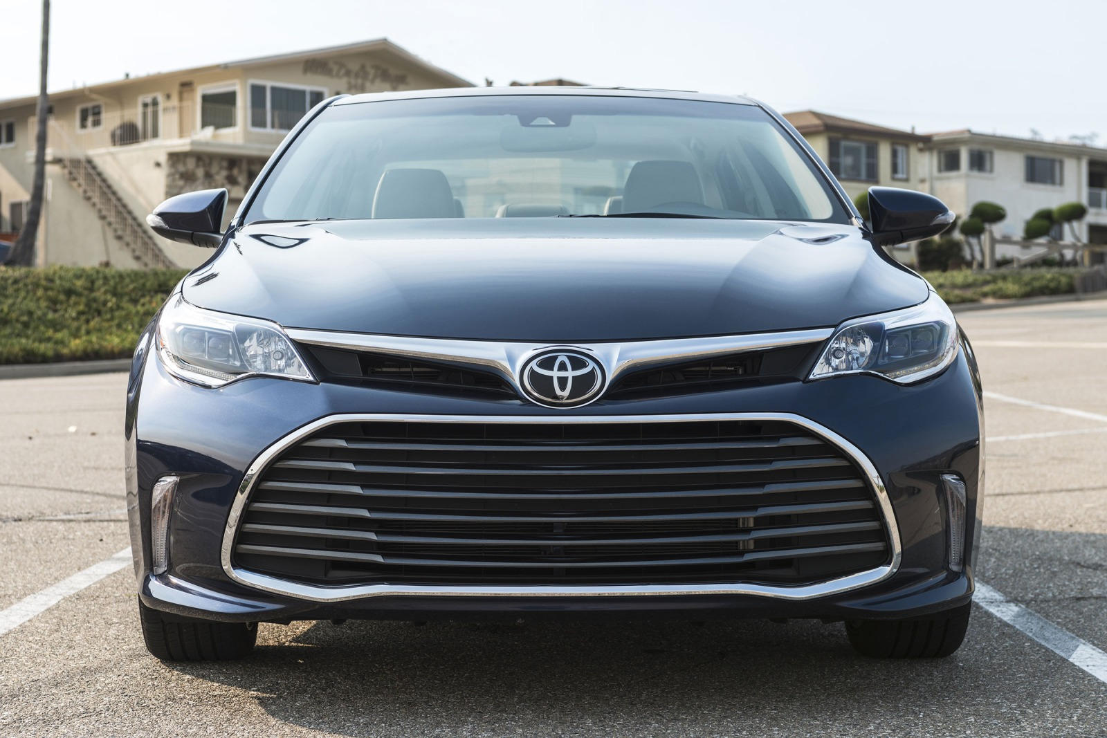 2016 Toyota Avalon Front View