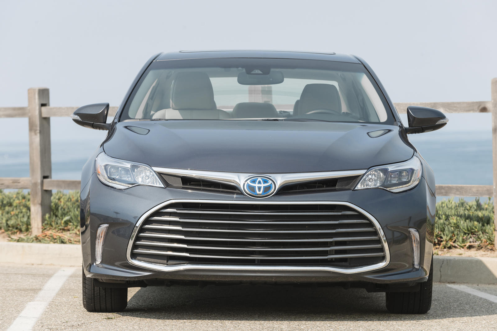 2016 Toyota Avalon Hybrid Front View