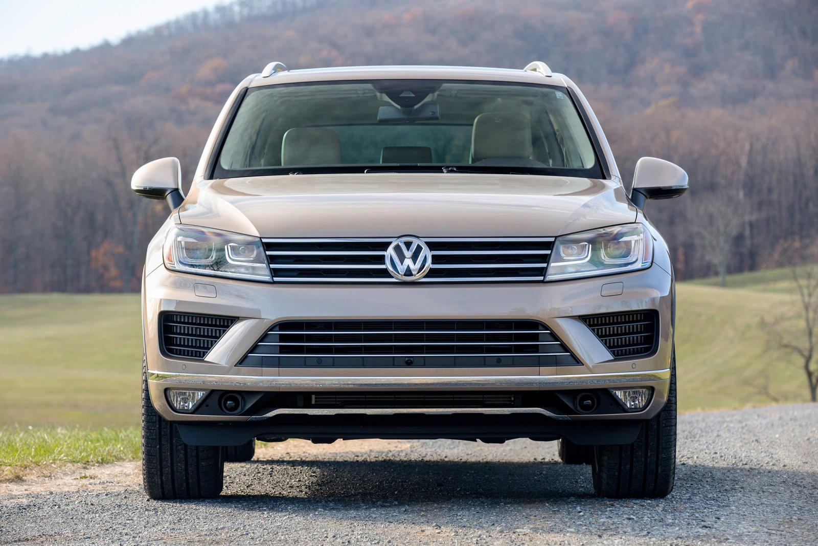 2016 Volkswagen Touareg Front View