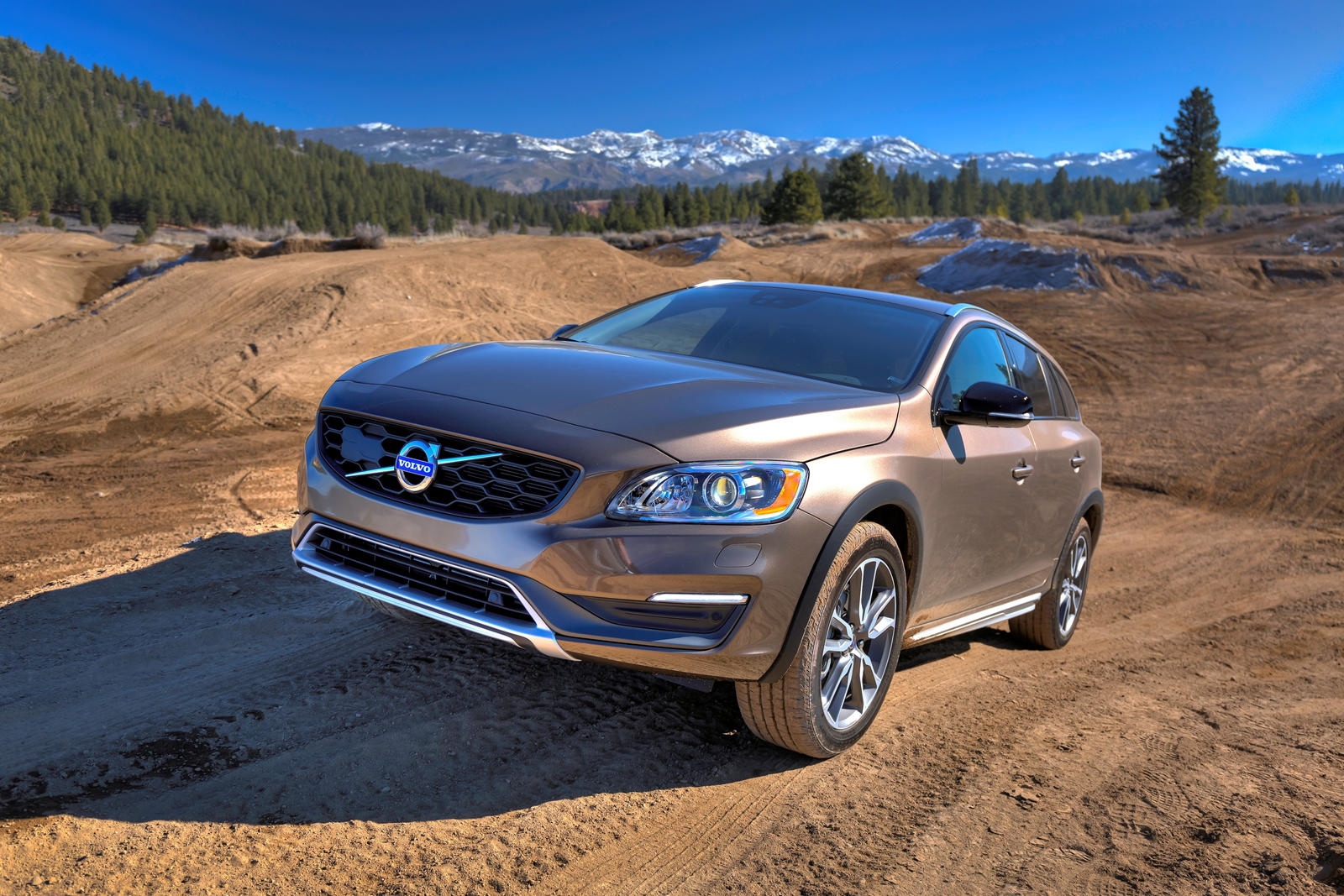2016 Volvo V60 Cross Country Front Angle Dynamic, Off Road
