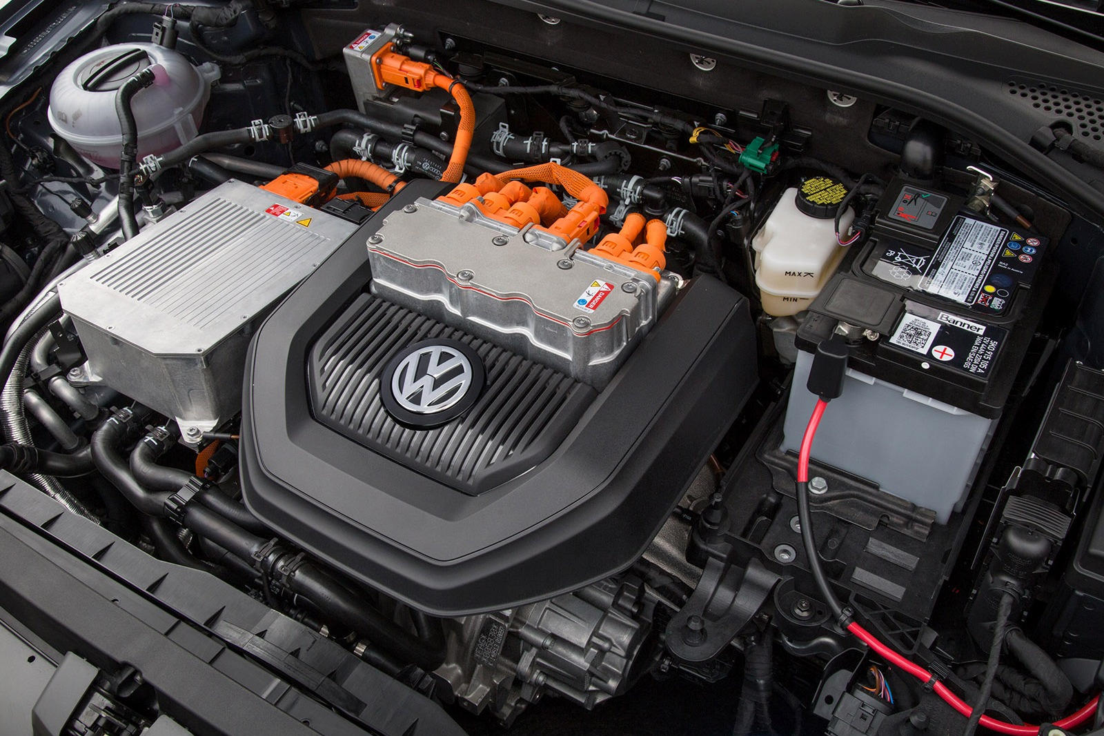 Volkswagen двигатели отзывы. Volkswagen e-Golf. Volkswagen Golf e-Golf VII под капотом. Golf 7 под капотом. Фольксваген гольф 7 АКБ.
