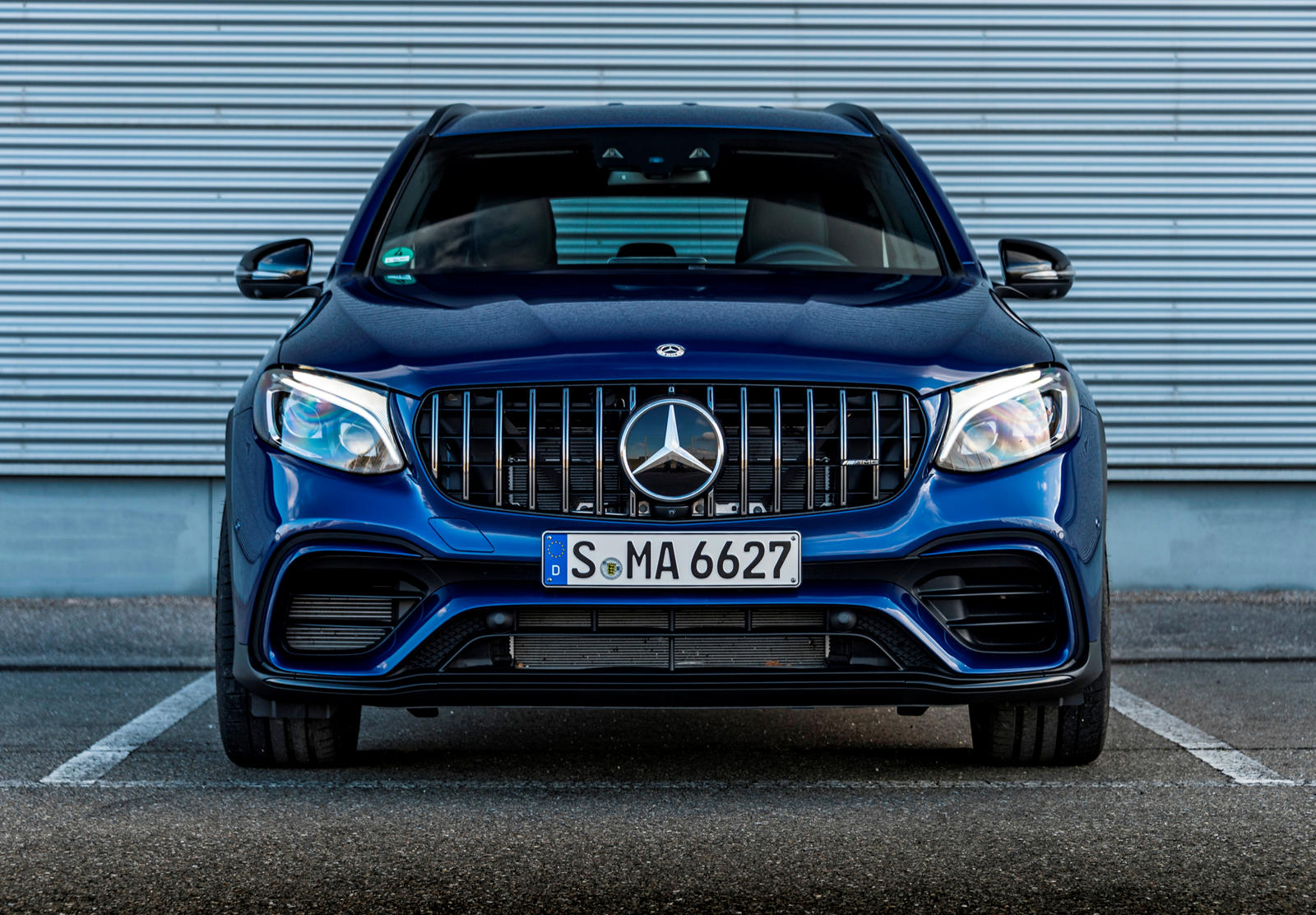 https://cdn.carbuzz.com/gallery-images/2019-mercedes-amg-glc-63-suv-front-view-carbuzz-580894-1600.jpg