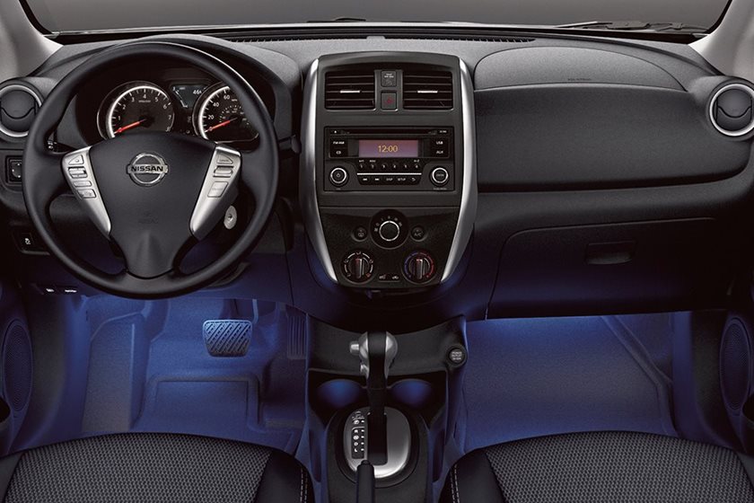 Nissan Versa Sedán Dimensiones interiores Asientos, espacio de carga