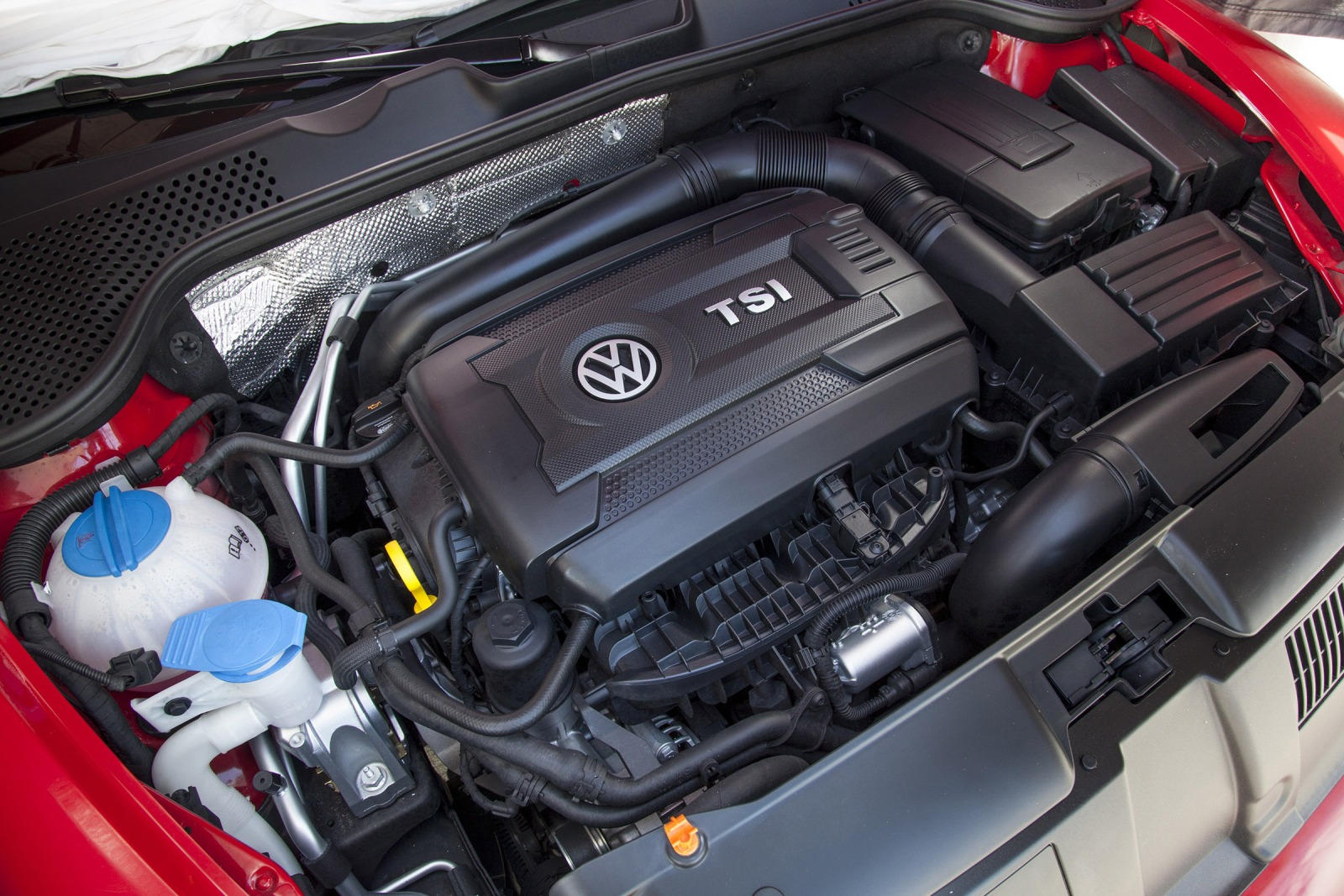 Модели двигателей volkswagen. Фольксваген Ӝук двигатель. Двигатель Volkswagen Passat 2015 гв Edition. Под капотом Volkswagen Beetle. Фольксваген Битл номер двигателя.