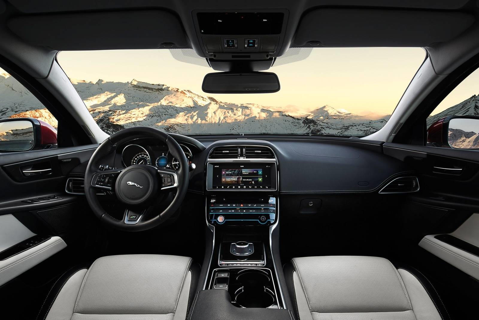 2020 Jaguar XE Dashboard