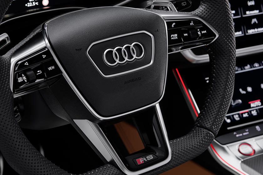 2021-audi-rs6-avant-steering-wheel-controls-carbuzz-618524.jpg