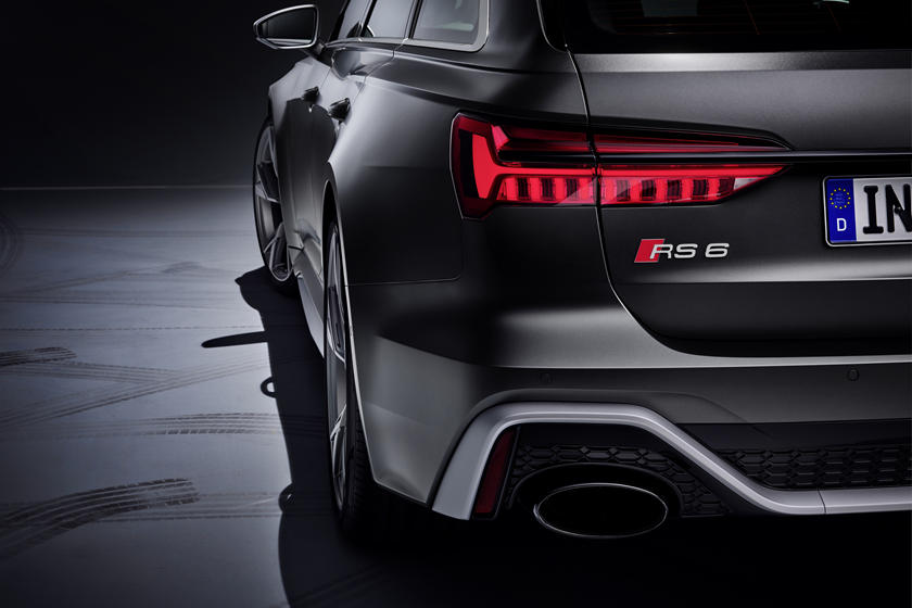 2021-audi-rs6-avant-taillights-carbuzz-618530.jpg