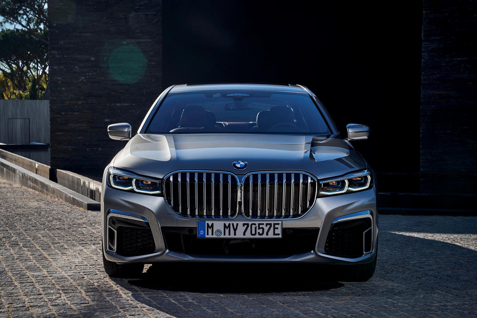 2021 BMW 7 Series Hybrid Front View