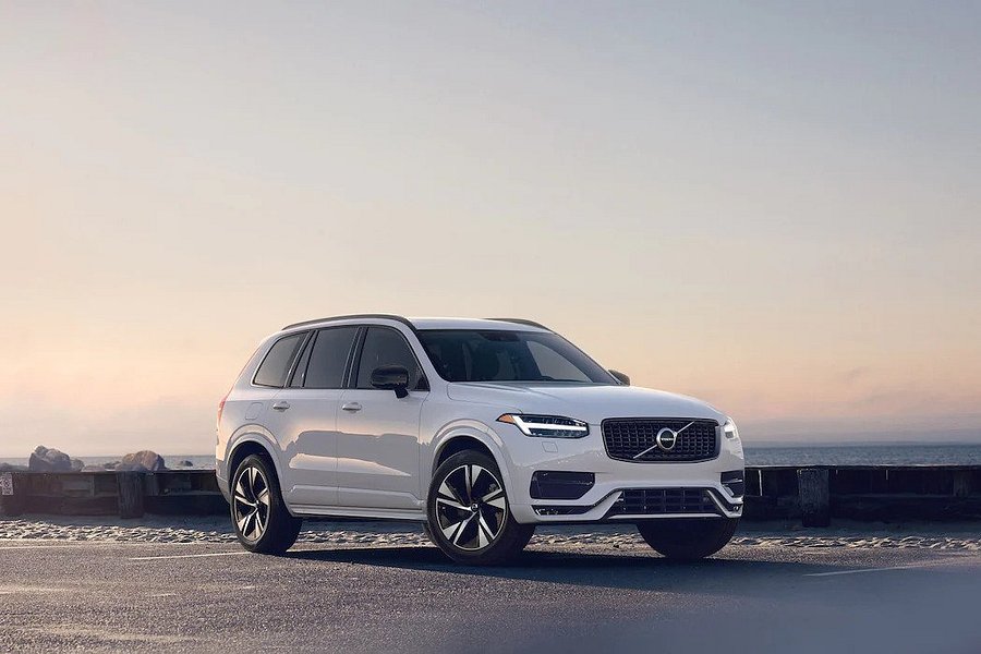 2021 Volvo XC90 Front Angle View