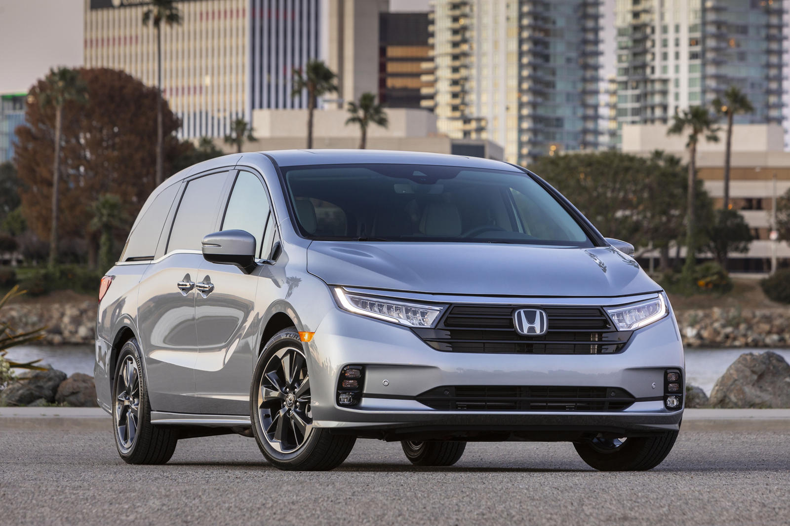 2022 Honda Odyssey Front Angle View