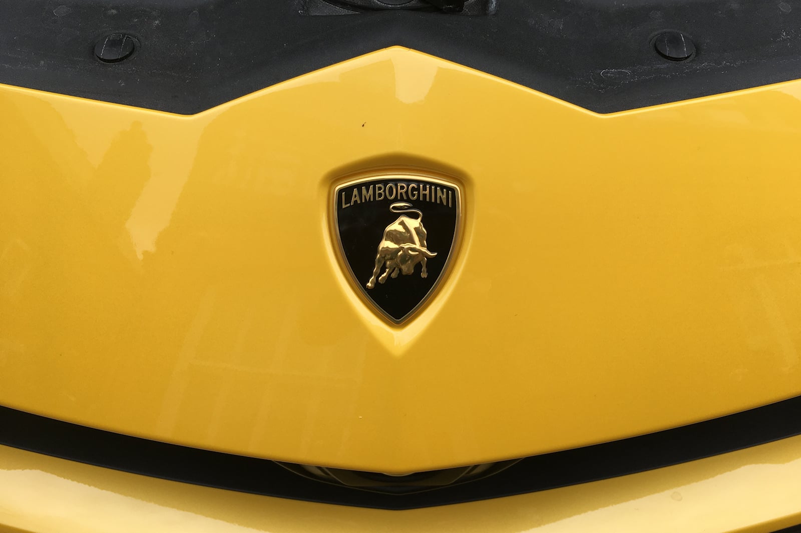 The Lamborghini Urus SUV Will Be the Brand's First Hybrid