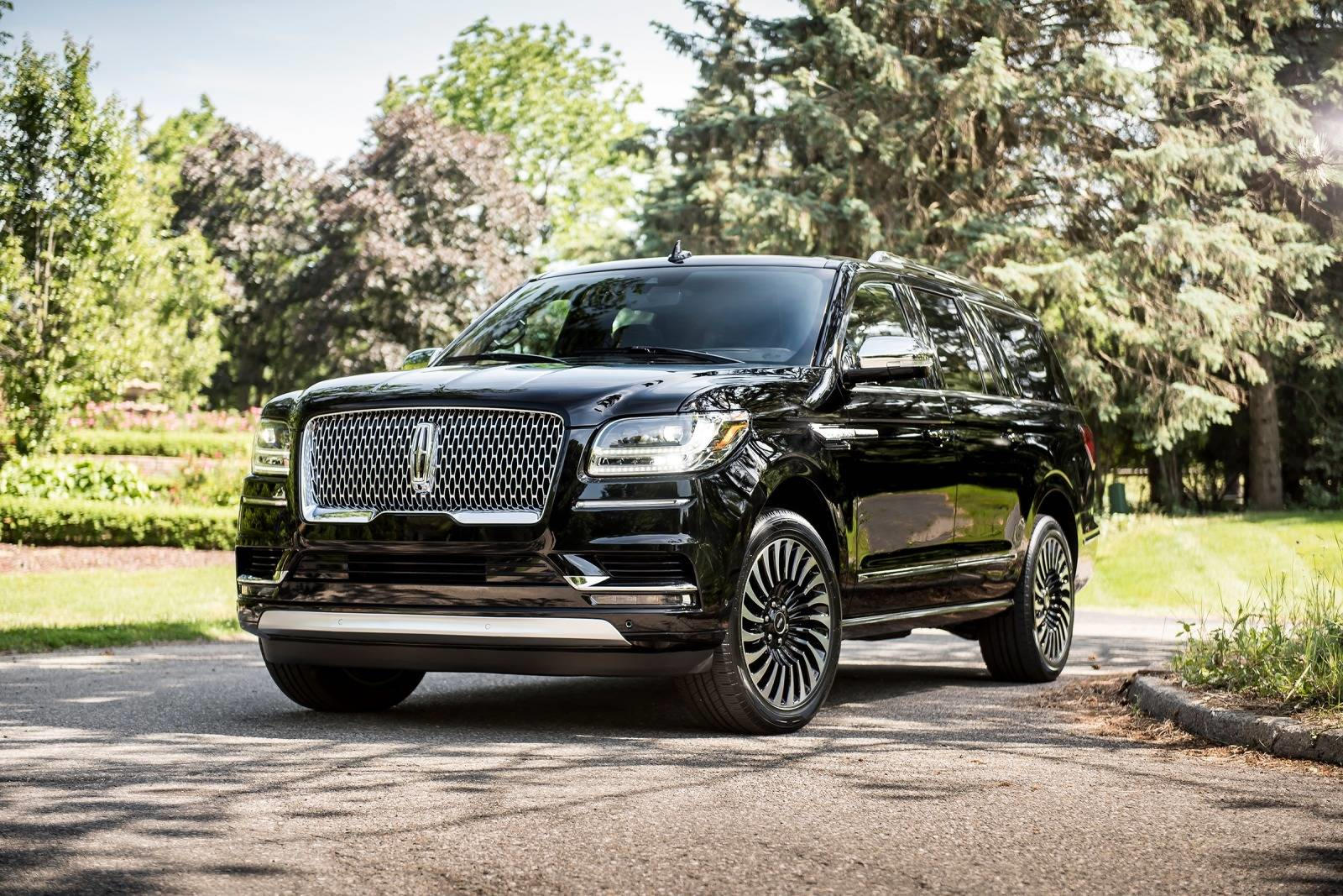 2022 Lincoln Navigator L Front Angle View