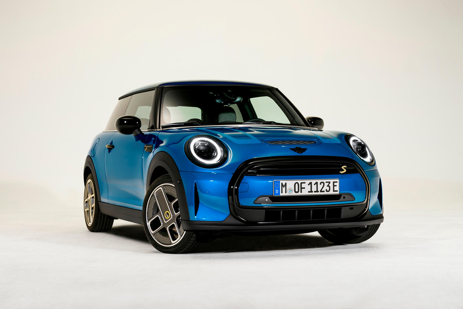 Mini Cooper Hardtop Electric Review Trims Specs And Price Carbuzz | My ...