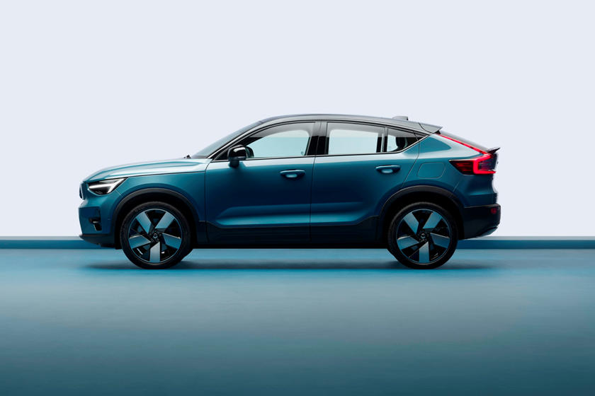 2022-volvo-c40-recharge-side-view-carbuzz-817629.jpg