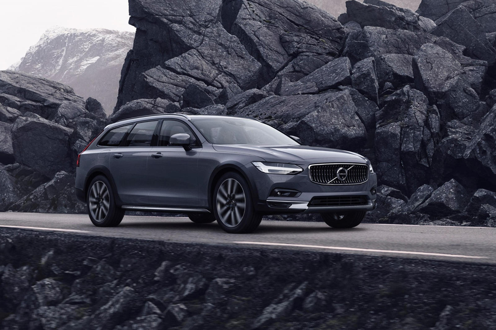 2022 Volvo V90 Cross Country Front Angle View