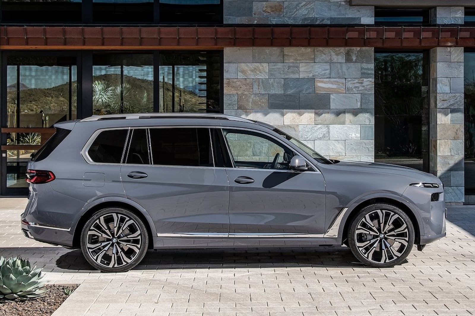 2023 BMW X7 Exterior Colors & Dimensions: Length, Width, Tires