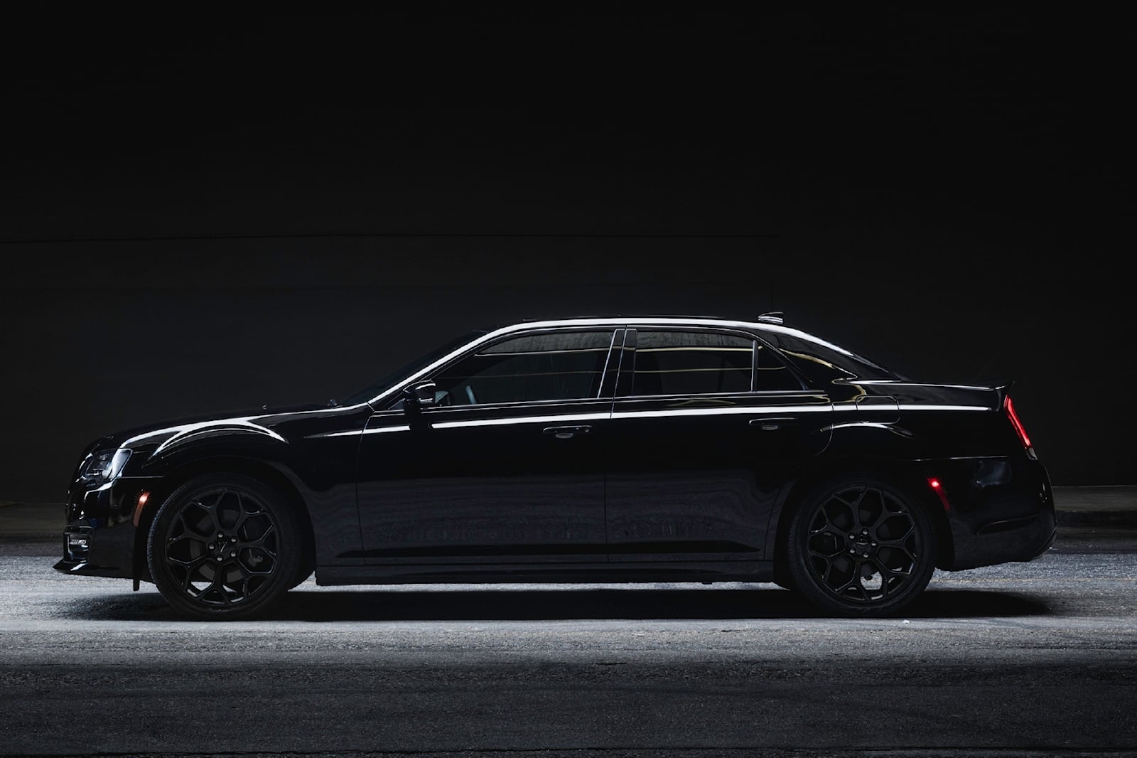 2023 Chrysler 300 Exterior Colors & Dimensions: Length, Width, Tires -  Photos