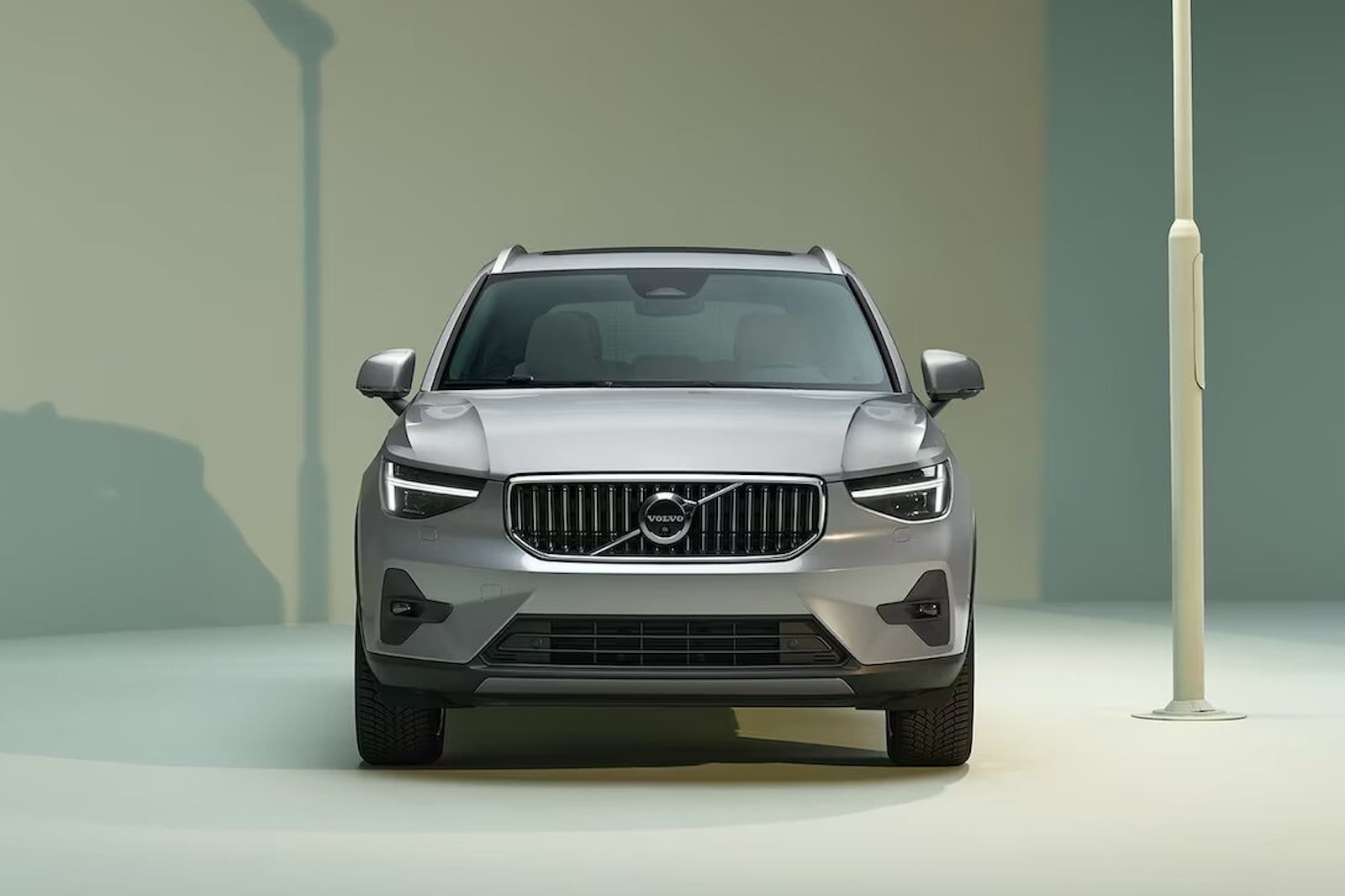 2023 Volvo XC40 Front Forward View