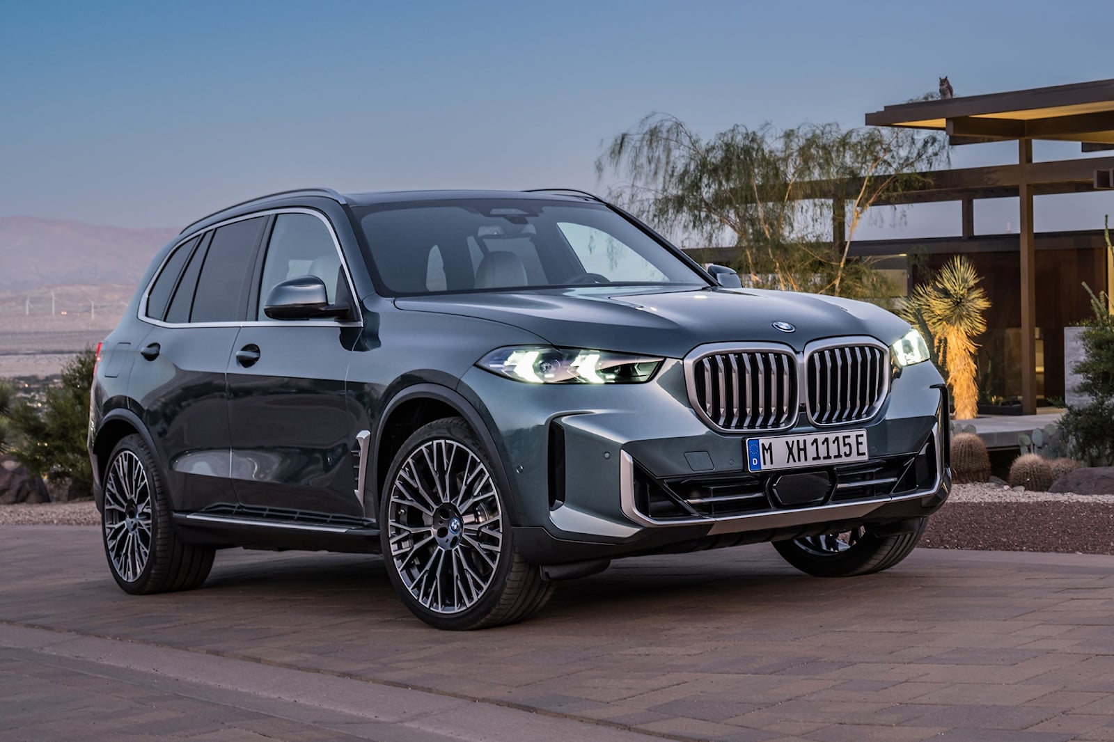 2024 BMW X5 Front-End View