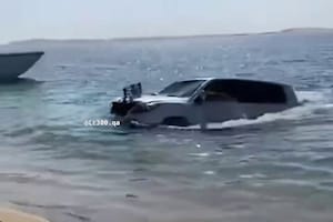Lexus LX 4x4 Gets Rescued From The Ocean