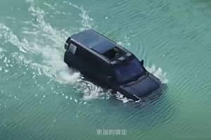 Watch The YangWang U8 Drive On Water Like A Paddle Boat