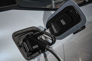 Harvard Scientists Develop Solid-State Battery With 10-Minute Charging Time And Unparalleled Reliability