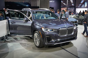All-New BMW X7 Still Looks Massive In The Metal