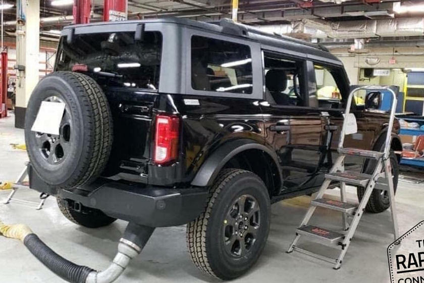 New 2021 Ford Bronco Leak Shows Off Rugged Roof Racks Carbuzz