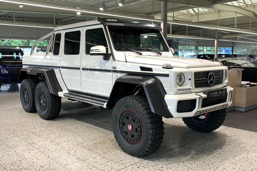 Crush Your Neighbor S Truck In This Mercedes G63 Amg 6x6 Carbuzz