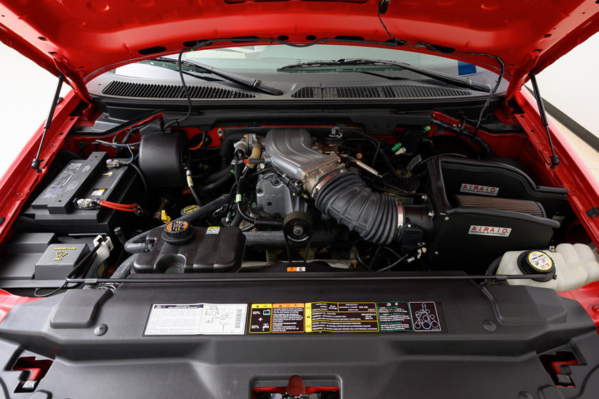  Este impresionante Ford F-150 SVT Lightning es tu boleto al paraíso de los autos deportivos |  CarBuzz