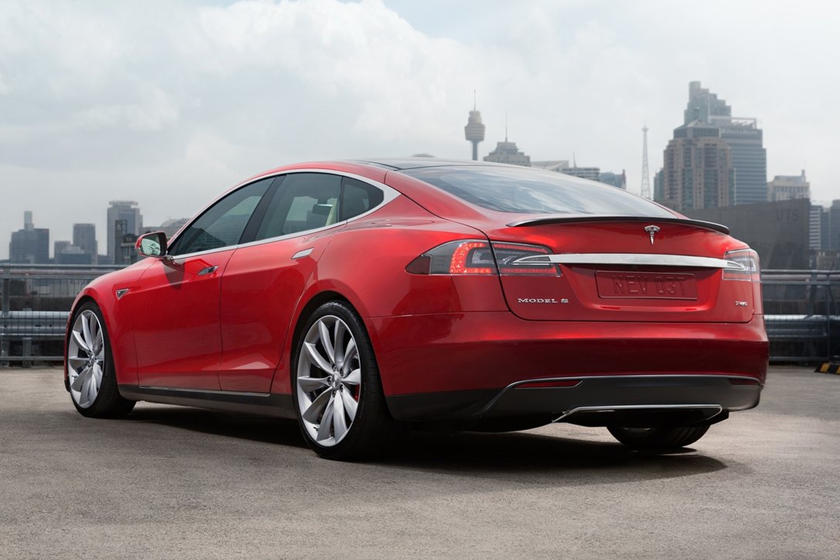 Vue d'angle arrière de la Tesla Model S 2012-2016